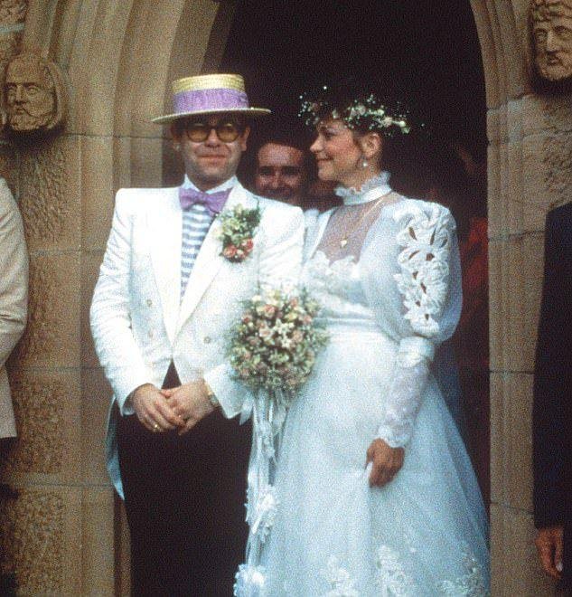 ¿El dinero arregla todo?: Elton y su ex hicieron las paces