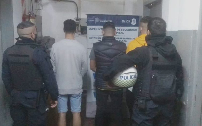 Detuvieron a tres "autochorros", cuando asaltaban a tres jóvenes en 64 y 1
