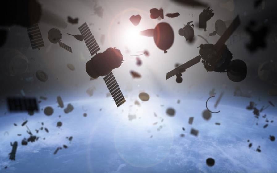 Dos grandes trozos de basura espacial podrían chocar esta noche: qué consecuencias traerá el impacto