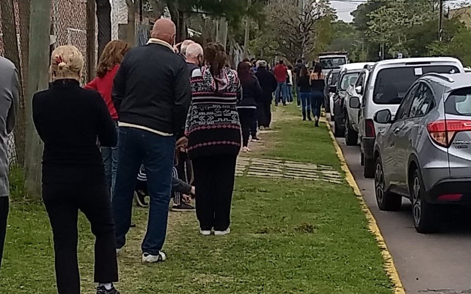 ¡Un calvario! Más de una cuadra y media de cola  para retirar bidones con agua en Gonnet