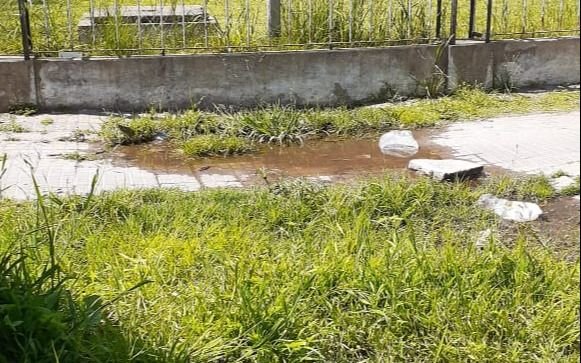 Vecinos de 9 y 35 aseguraron que  "se reventó la cloaca"