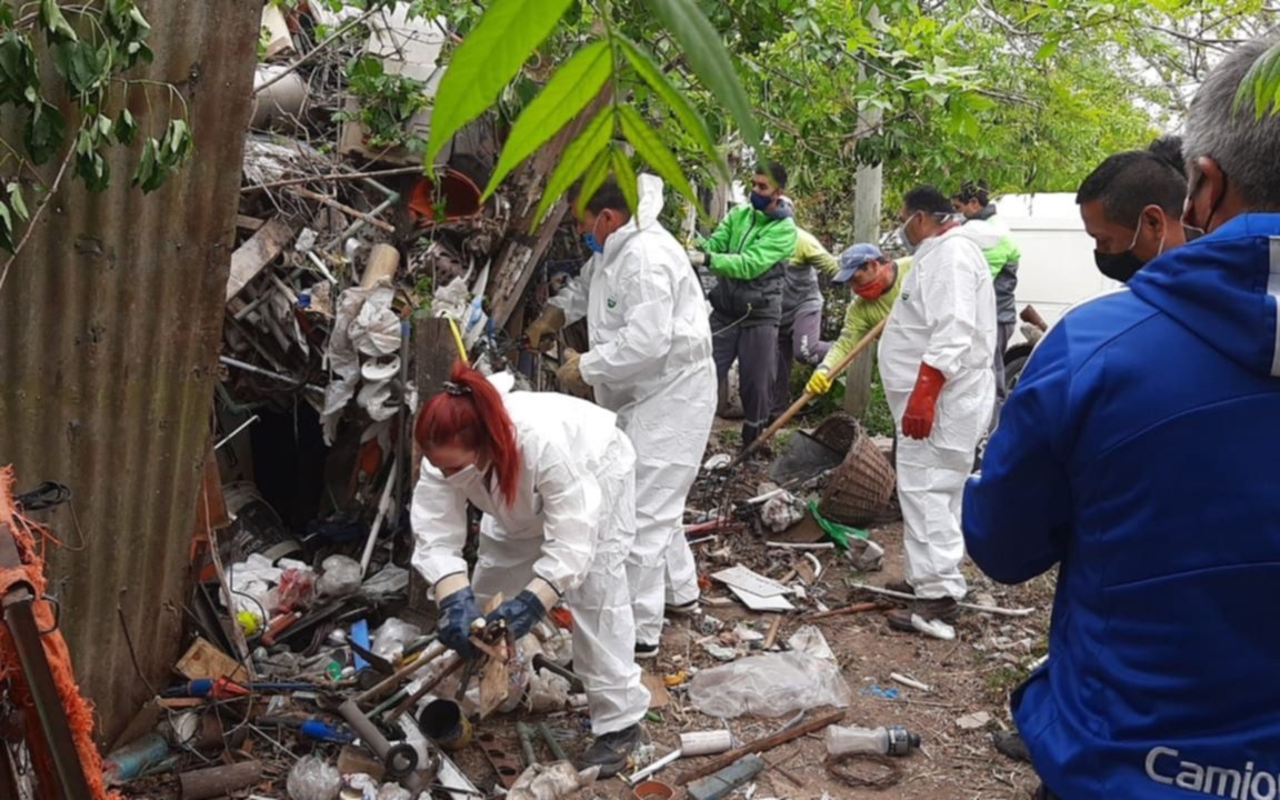 Limpiaron la casa de un acumulador en Los Hornos: sacaron siete camiones de basura