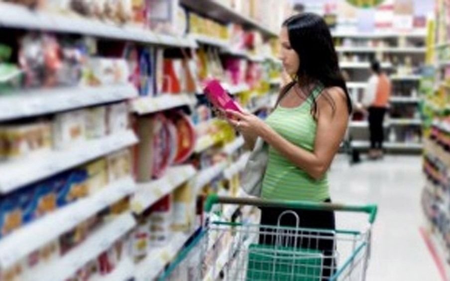 Día Mundial de la Alimentación: advierten que solo 3 de cada 10 personas leen tabla nutricional en envases