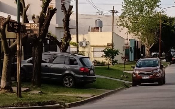 Encuentran muerto a golpes un hombre en su casa de 122 bis y 14: investigan si fue en un robo