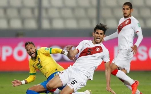El peruano Zambrano contra el VAR y Neymar, a quien calificó de "payaso"