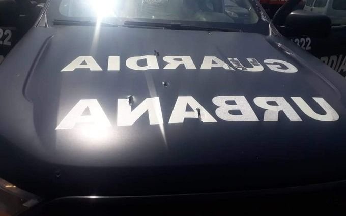 "Motochorros" balean un patrullero durante una persecución en González Catán