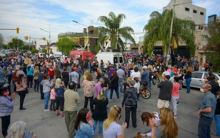 Concentración frente a la heladería donde mataron al policía y reclamo de justicia