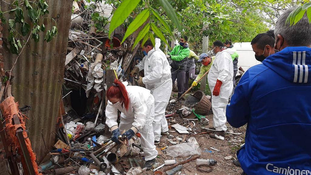 Los Hornos: sacaron siete camiones de basura de la casa de un acumulador