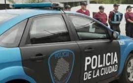 Balean en la espalda a un policía al robarle el auto en Isidro Casanova