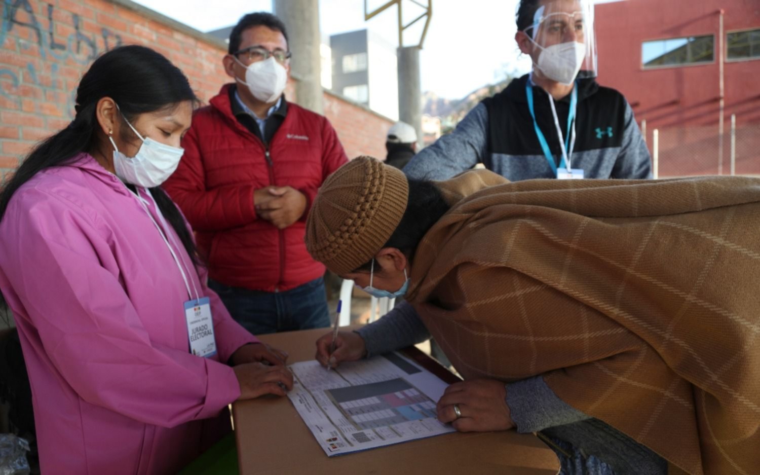 Elecciones en Bolivia: cerraron las mesas y los resultados se conocerán recién en unos días