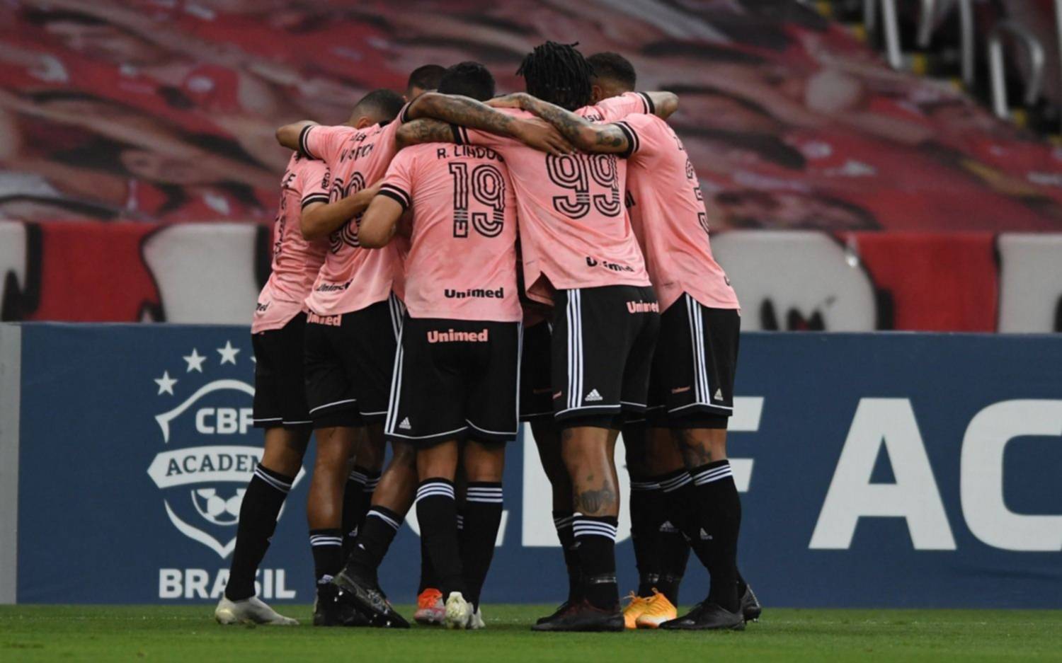 Ganaron Inter de Porto Alegre y Flamengo y siguen como punteros en Brasil