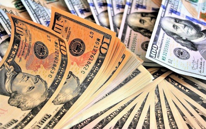 En el primer día de las nuevas medidas, el dólar blue bajó un peso a 180