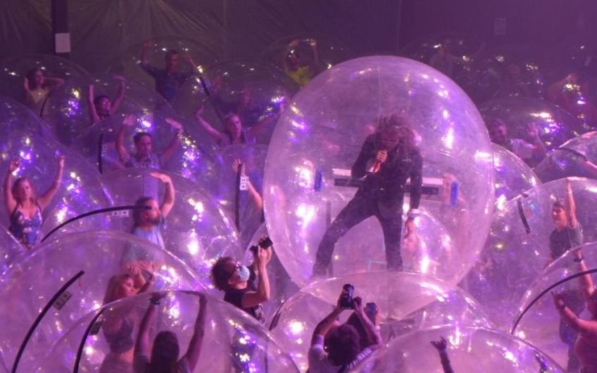 Pogo en burbujas: el concierto anticovid de The Flaming Lips 
