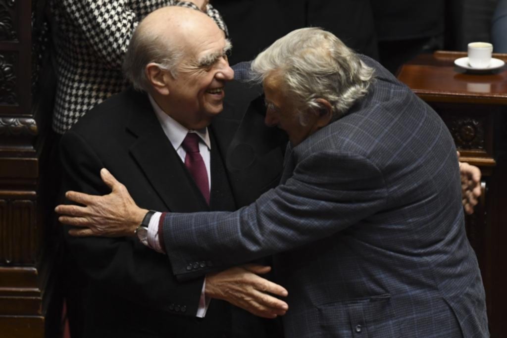 Mujica y Sanguinetti: emotivo adiós al Congreso en Uruguay
