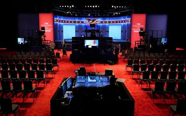 Trump y Biden asisten al último debate con cierre de micrófonos y barbijos obligatorios