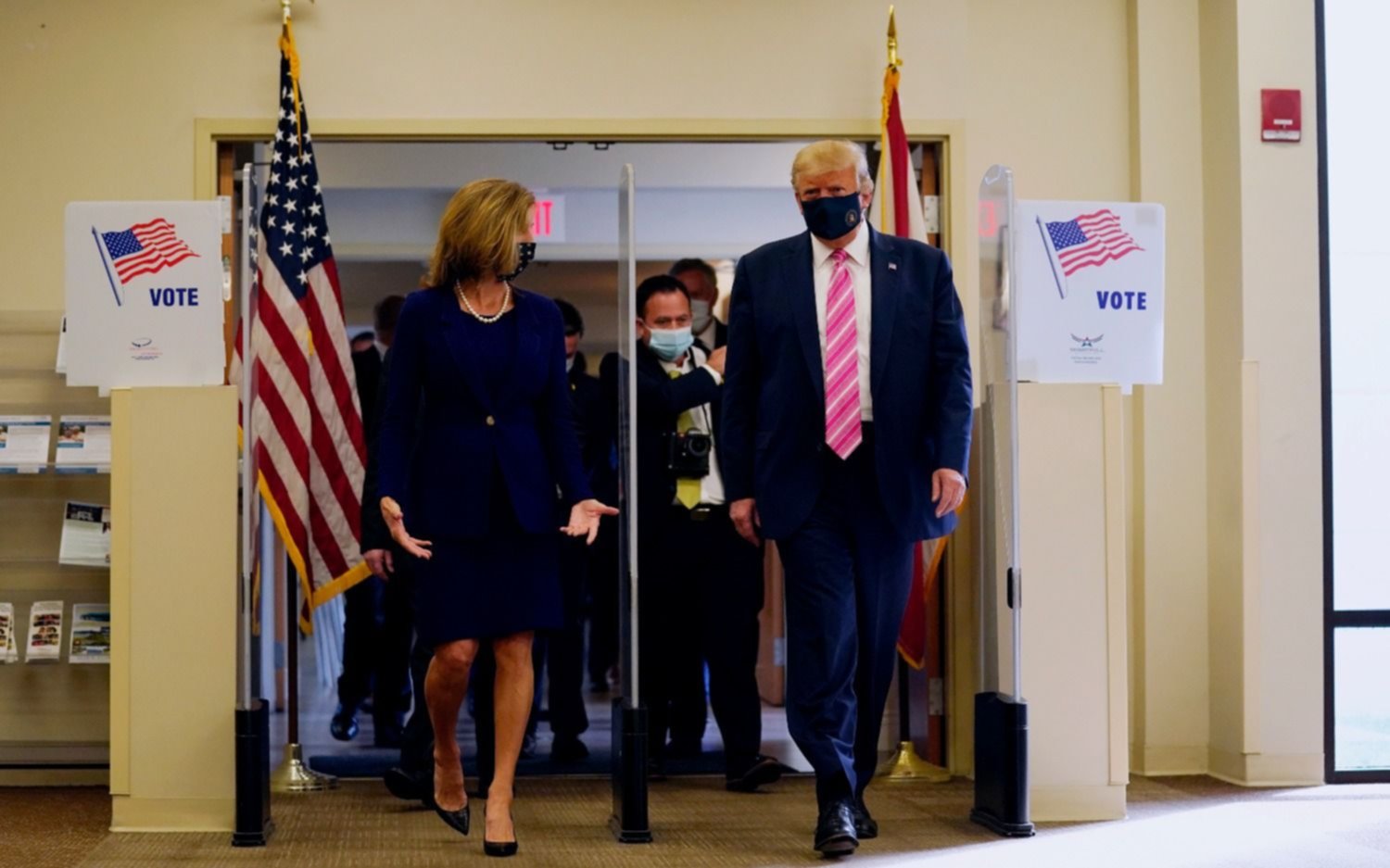 El presidente de EEUU sufragó por anticipado en Florida: "Voté por un tipo llamado Trump"