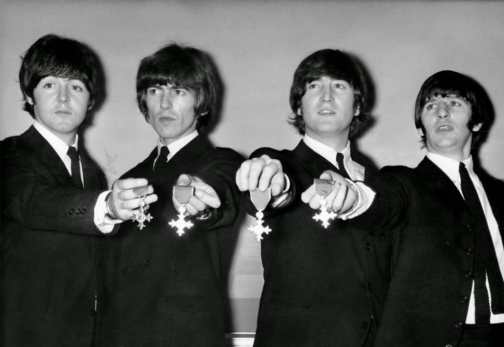 Los Beatles y la medalla que al final puso furiosa a la Reina