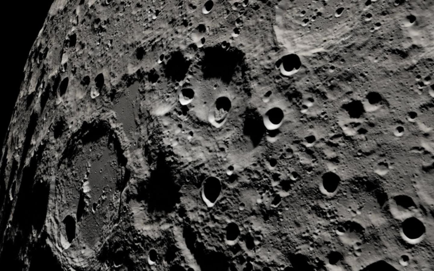 No quedan dudas: hallan datos inequívocos de agua en la Luna y bolsas que pueden albergarla 