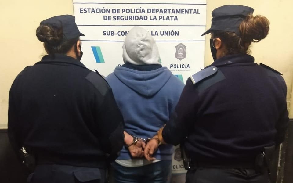 Vecinos de San Carlos corrieron y atraparon a un motochorro