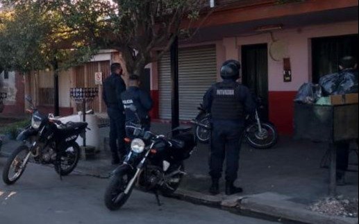 En Los Hornos, encontraron la guarida del "Gordo Cris", un activo motochorro