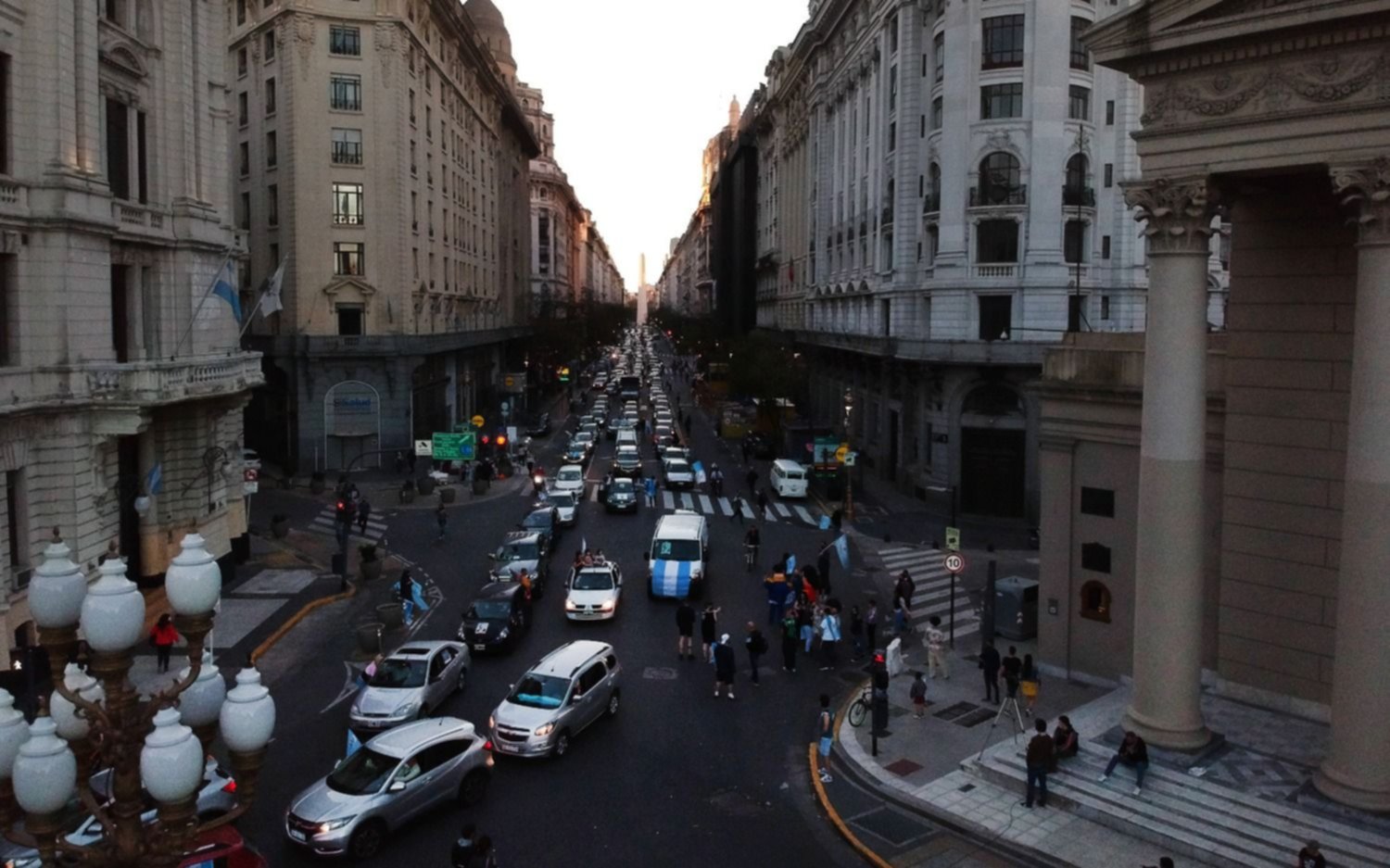 Caravanas en Plaza de Mayo y el interior en homenaje a Néstor Kirchner