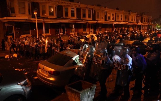 La muerte de otro afroamericano baleado por policías desata disturbios en Filadelfia