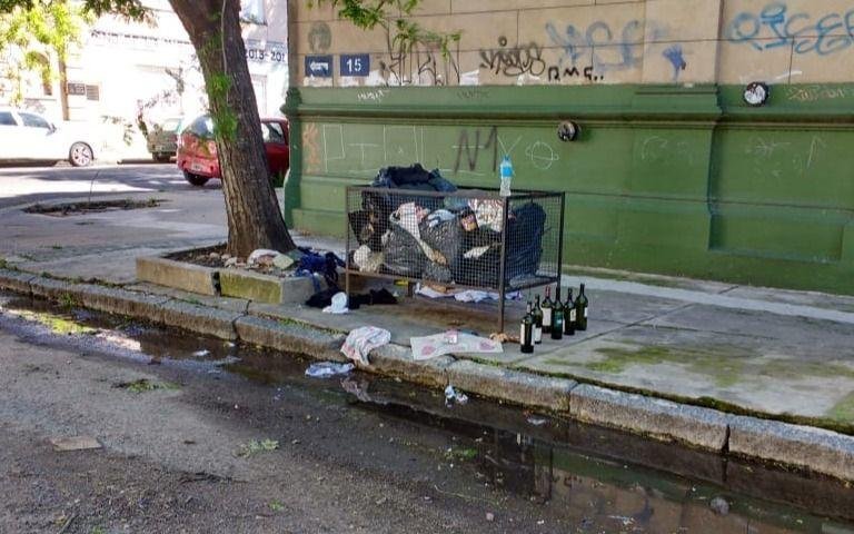 En 15 y 54 se formó una postal del abandono en pleno centro de la Ciudad