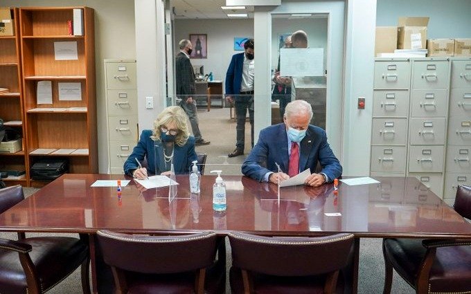 Junto a su esposa, Biden votó por anticipado en Delaware