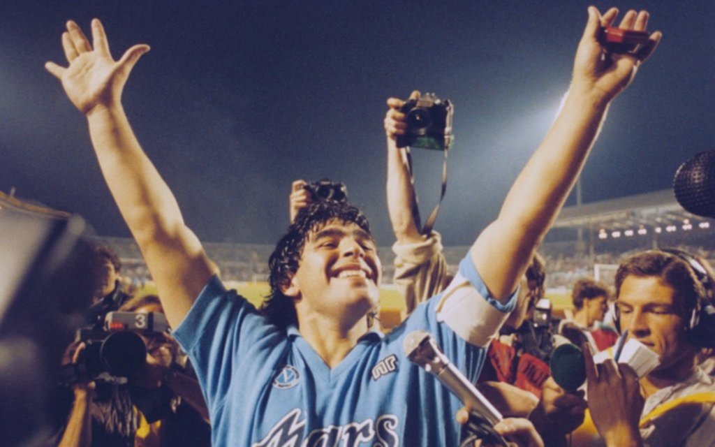 Nápoli saludó a Maradona en la medianoche de Italia