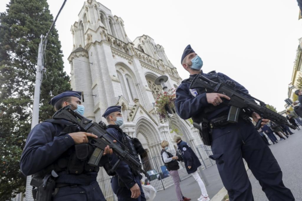 Atacante solitario mató a tres personas en una iglesia de Niza
