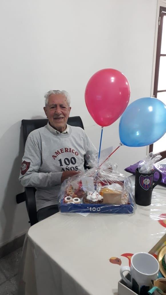 Américo celebró sus 100 años en la vereda de su barrio