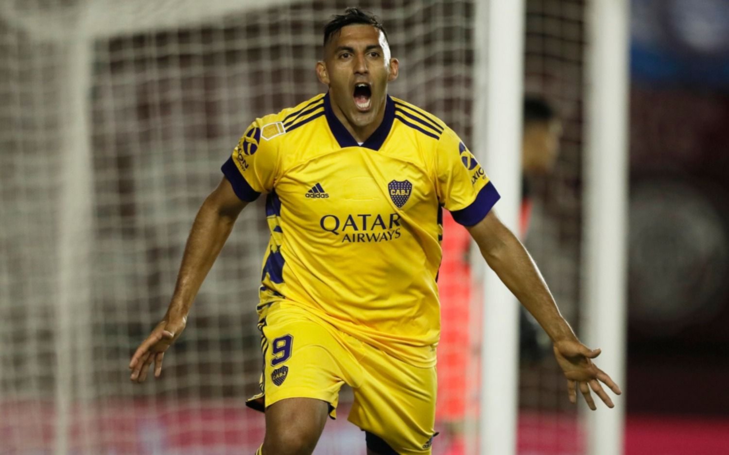 Boca comenzó con el pie derecho: venció a Lanús con goles de Tevez y Ábila
