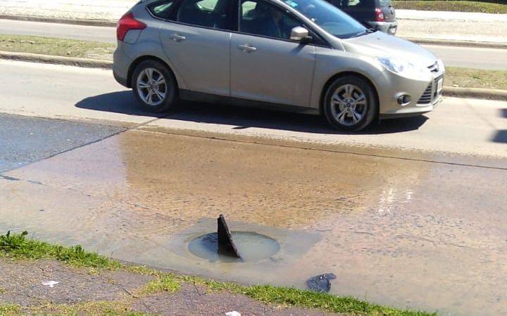 Rebalsan las cloacas en Olmos y las aguas servidas corren por el asfalto