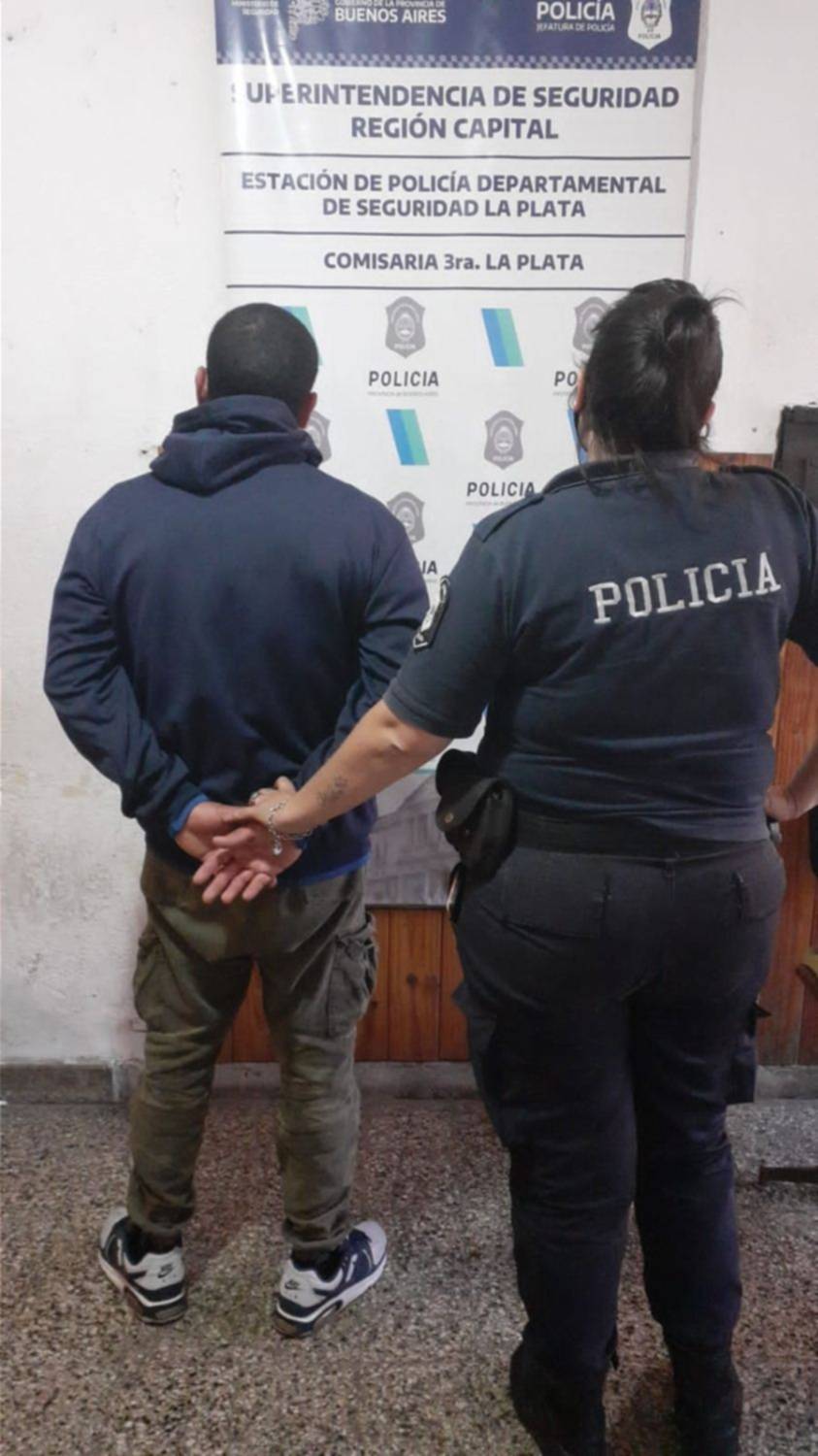 Se delató solo: se cruzó con policías en Los Hornos, salió corriendo y descubrieron que era un prófugo de la Justicia