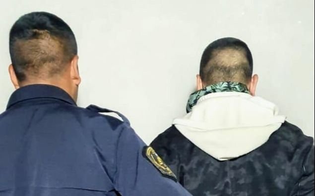 Lo aprehenden mientras manejaba con un frasco de marihuana entre sus piernas