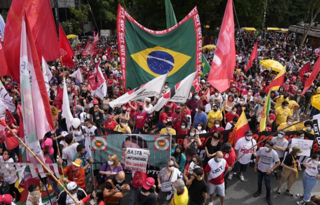 Miles de brasileños protestaron para pedir “Fuera Bolsonaro”