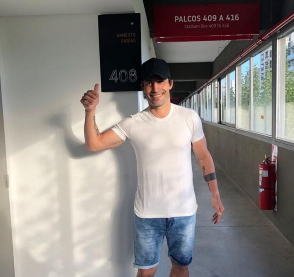 Antes de la vuelta del público, Farías pasó por el palco que lleva su nombre en UNO
