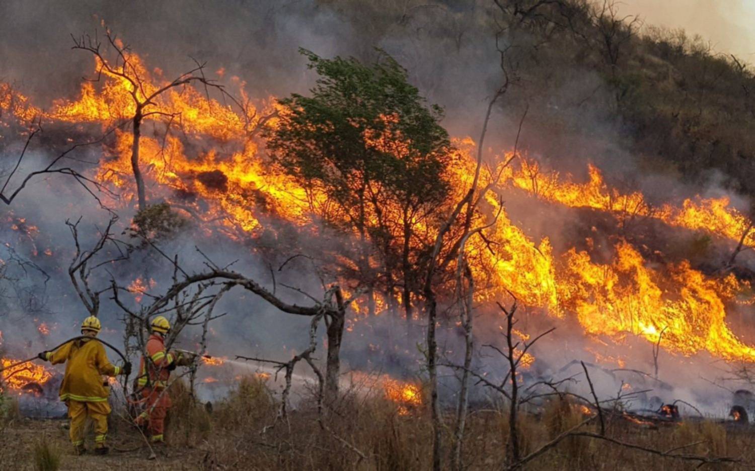 Voraz incendio en Córdoba: dos muertos y un hombre pelea por su vida