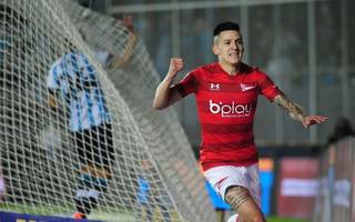 Estudiantes empató con Racing 1 a 1 en un partido tan intenso como cambiante