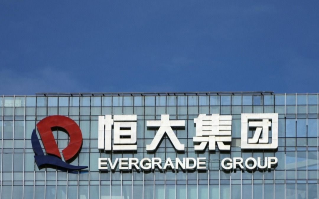 El gigante inmobiliario chino Evergrande suspendió operaciones en bolsa a la espera de un anuncio