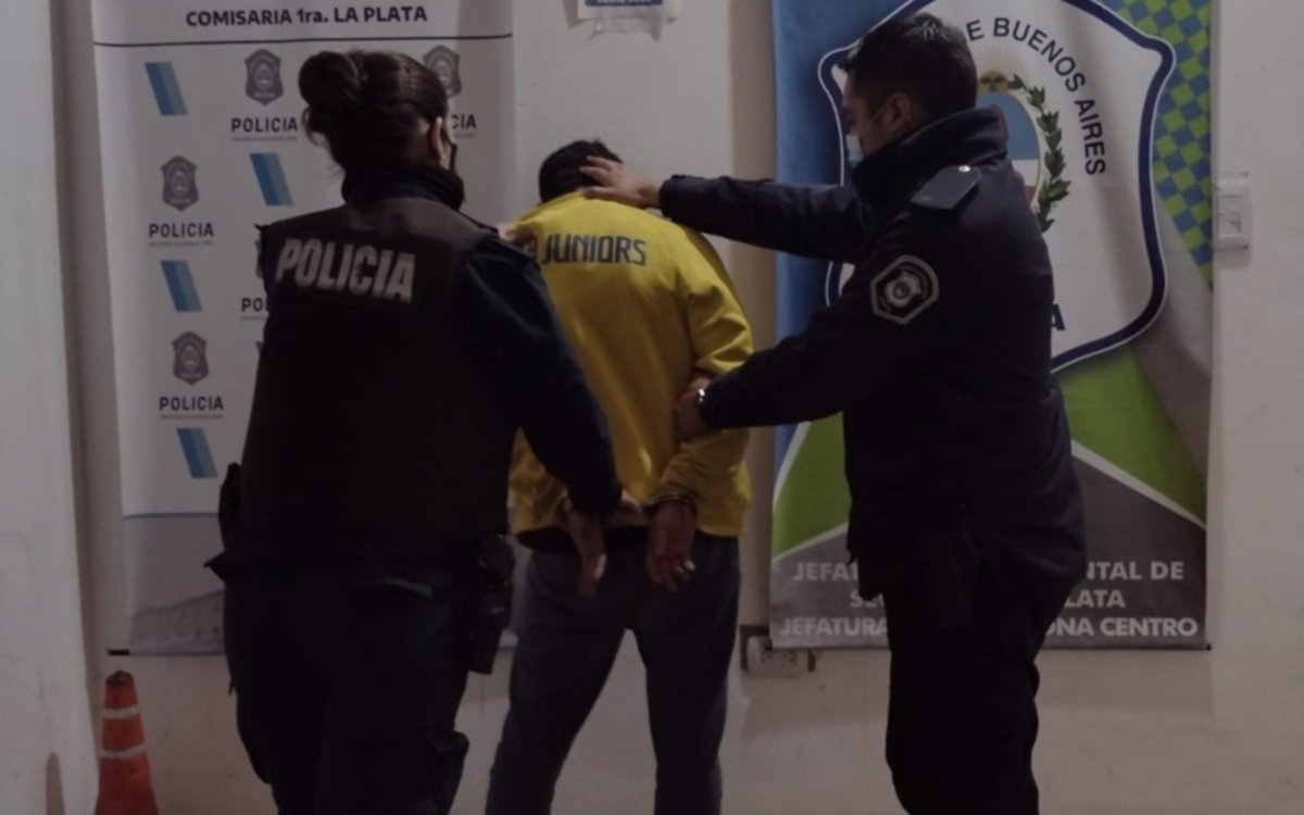 Provocó un escándalo en un local de comidas rápidas y quiso robarle a una empleada