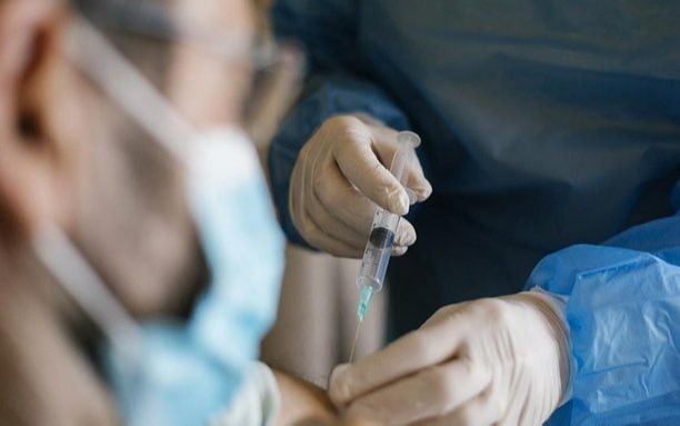 La agencia europea de medicación aprobó la tercera dosis de Pfizer para mayores de 18 años