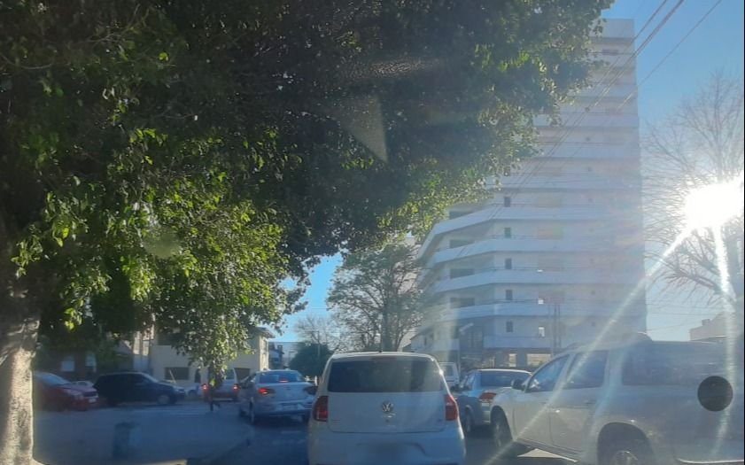 Otra de "estaciono donde quiero": la esquina de 19 y 63, un caos