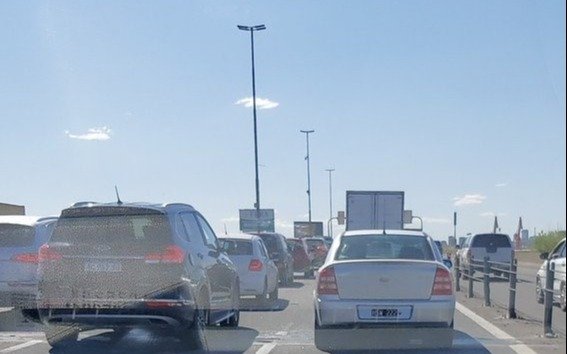 Largas colas de autos y demoras en la Autopista La Plata - Buenos Aires, a la altura de Dock Sud
