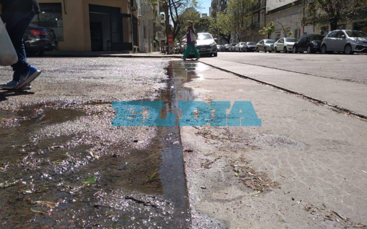 A tres cuadras de Gobernación: arreglaron la calle pero no la perdida de agua y volvió a romperse el asfalto