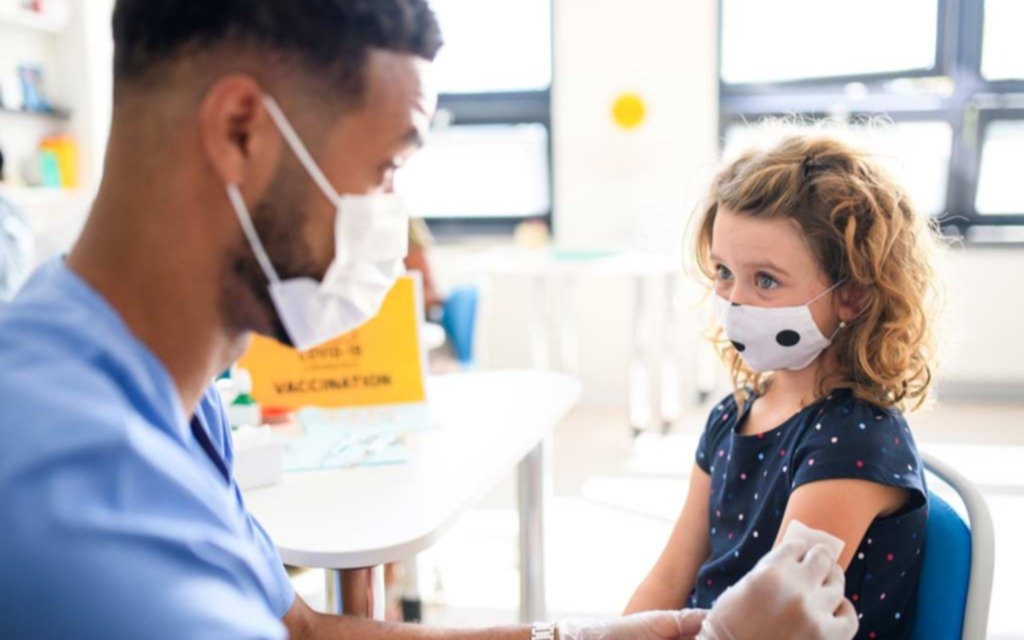 El Gobierno y pediatras acordaron avanzar con la vacunación para niños: iniciará el 12 de octubre