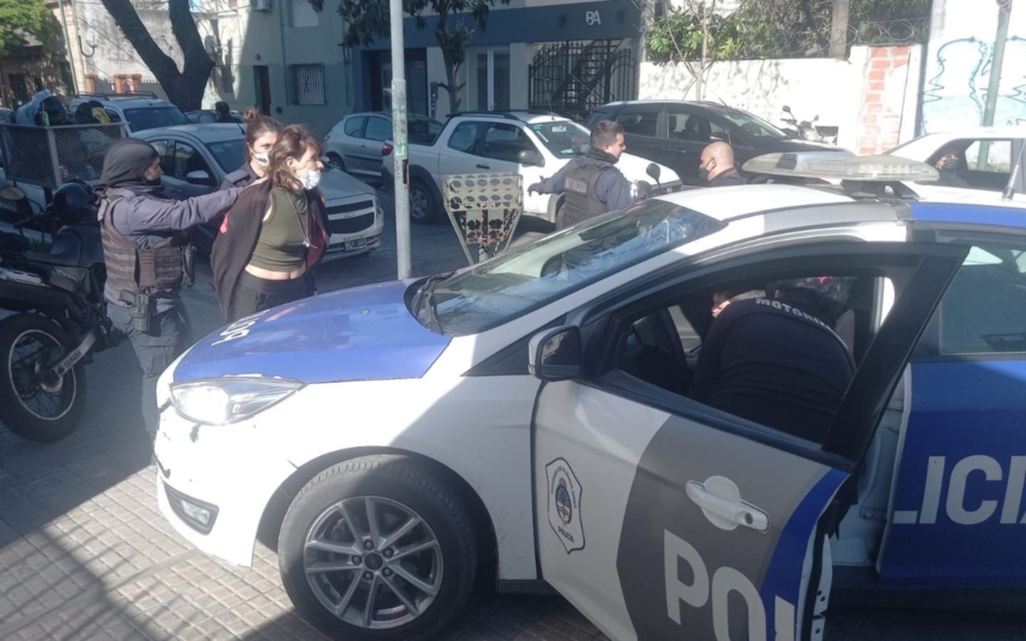 La Plata: abandonó a su hijo en el auto, agredió a policías y quedó detenida