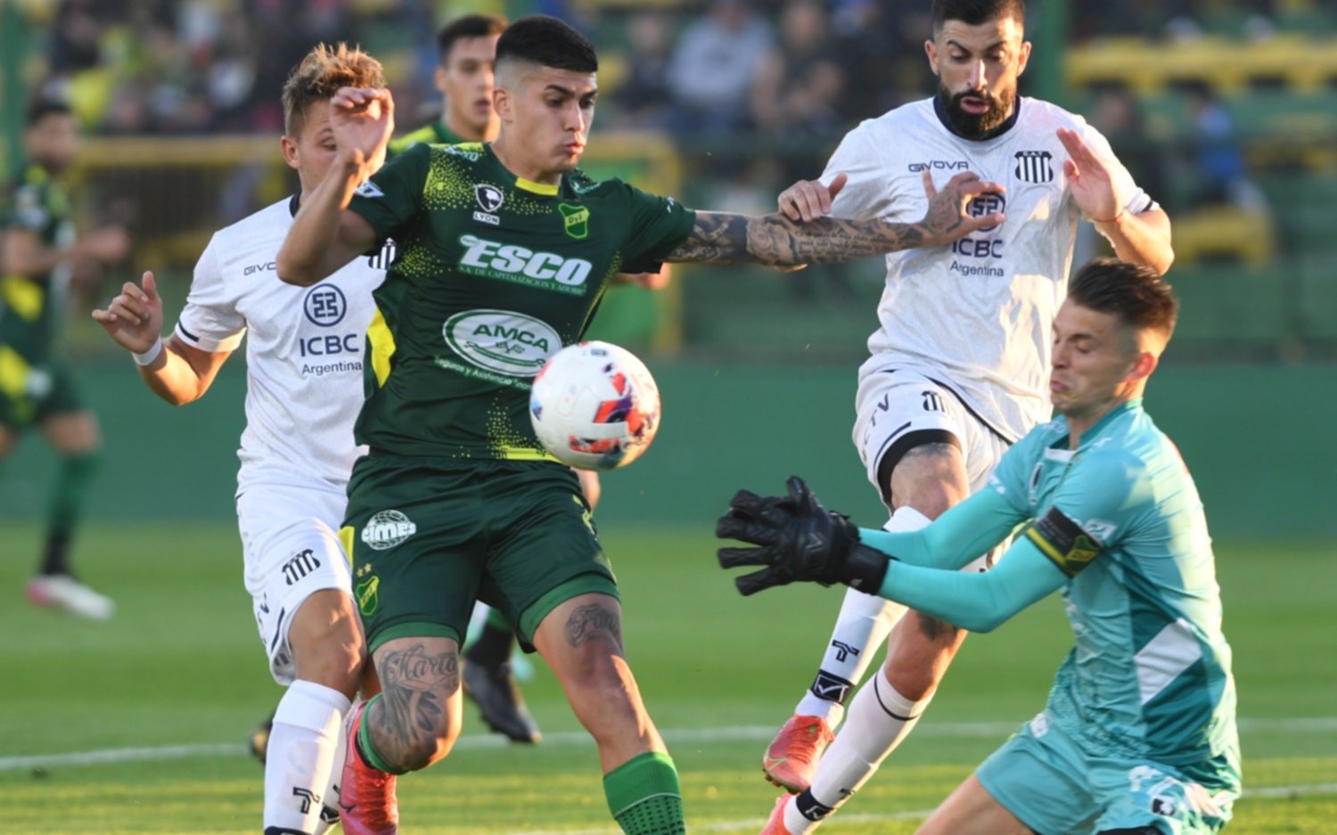 Defensa goleó a Talleres y celebra River que quedó como único líder