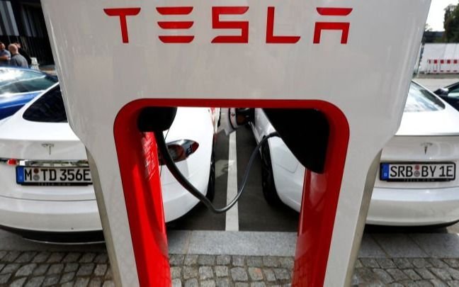 Tesla fue condenada a pagar U$S 137 millones a exempleado víctima de racismo