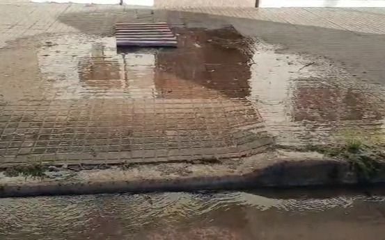 Vecino indignado por el agua que brota de su vereda por una pérdida en 57 y 20